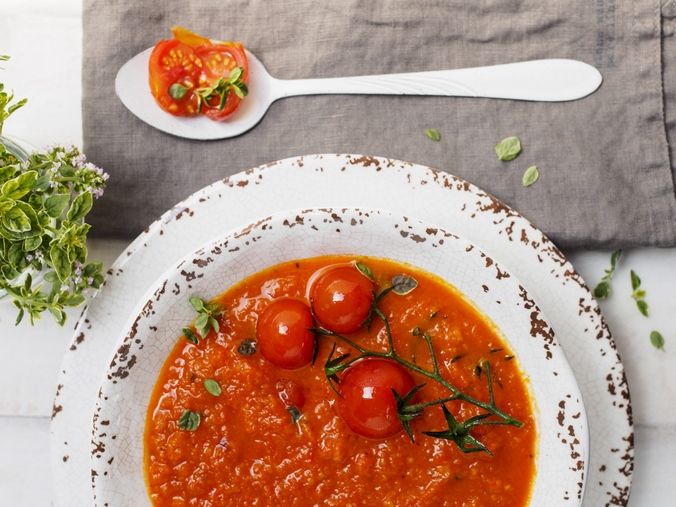 Sopa con tomates y pimientos