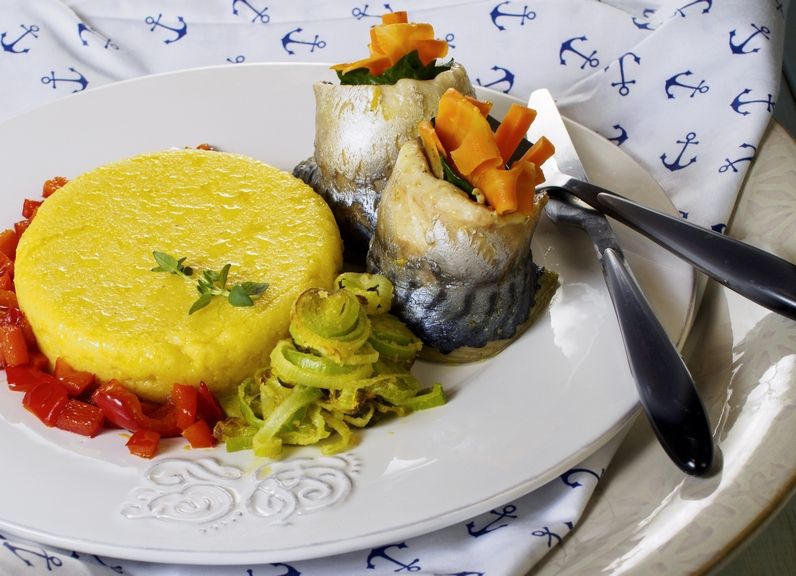 Rollos de pescado rellenos de verduras cocidas con “polenta”