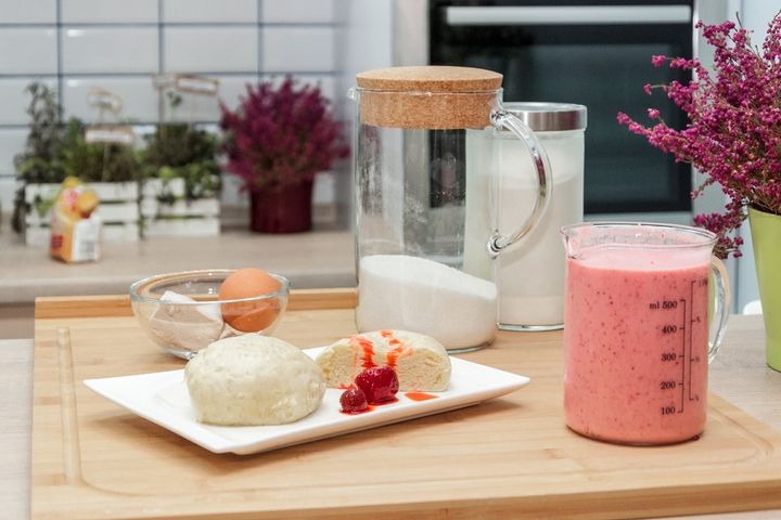 Kluski na parze z sosem truskawkowym