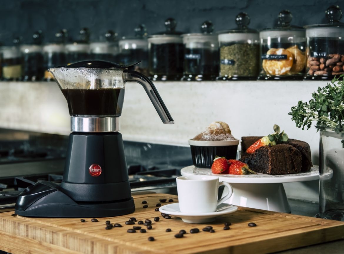 Gdy czas na poranne pobudzenie lub popołudniową chwilę relaksu przy filiżance małej czarnej… Kilka słów o ekspresach do kawy i kawiarkach