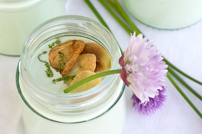 Chłodnik z awokado z chipsami z czosnku