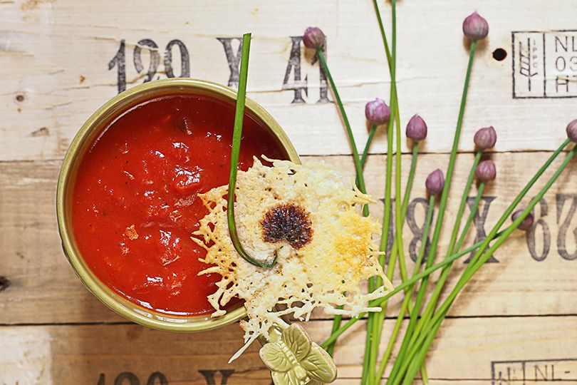 Zupa pomidorowa z Ajwarem i lizakiem z parmezanu