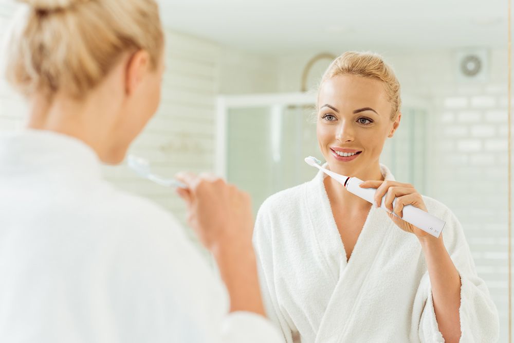 Czym jest szczoteczka soniczna i co odróżnia ją od tradycyjnej elektrycznej szczoteczki do zębów?