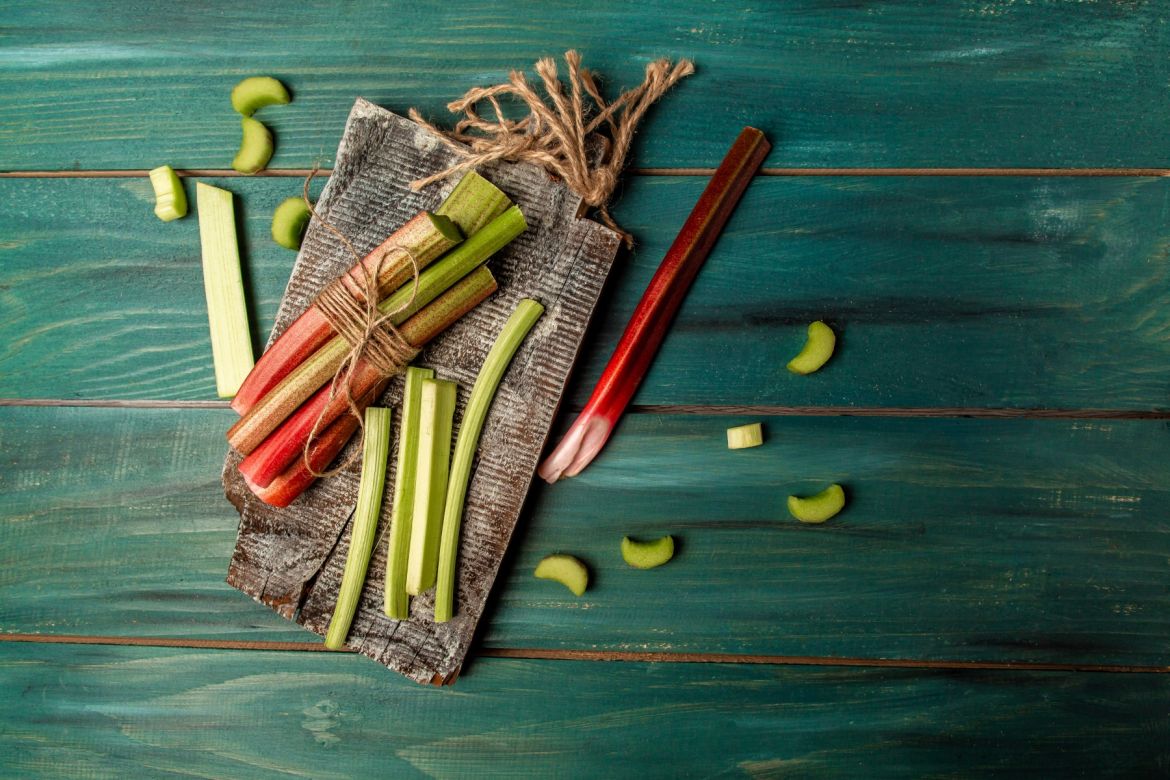 Rabarbar w kuchni - ciasta, desery i inne przekąski do przygotowania na własną rękę