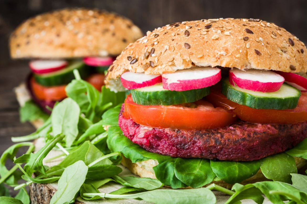 Wegetariańskie burgery na grilla – 2 pomysły
