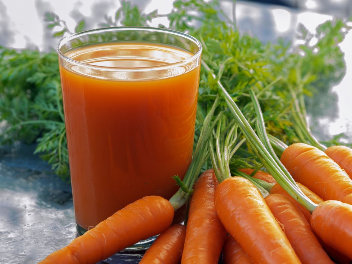 Sok z marchwi - dlaczego warto go pić? Przepis na domowy sok marchwiowy