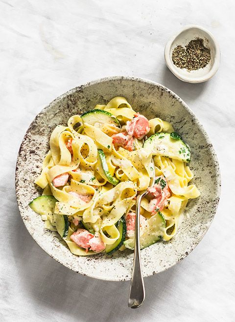 Makaron z łososiem i cukinią w sosie śmietanowym