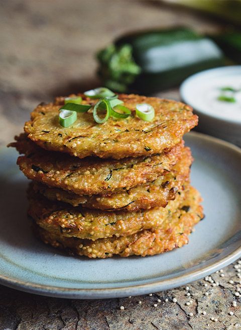 Placki z cukinii i marchewki z dipem jogurtowym