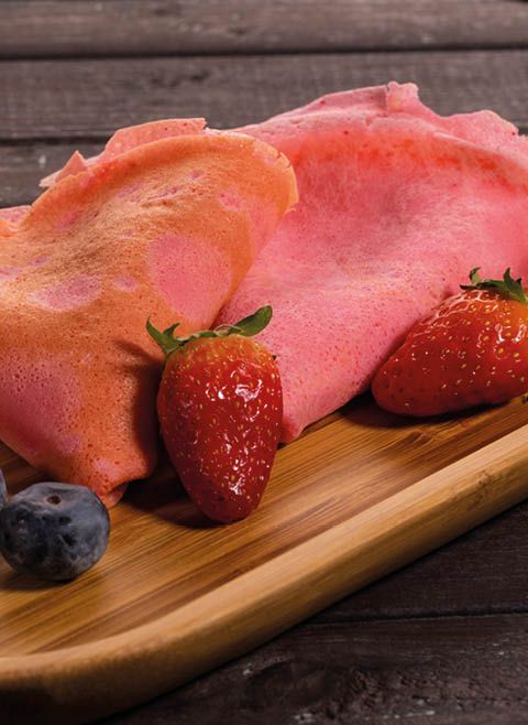 Różowe naleśniki truskawkowe