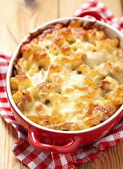 Makaron zapiekany z sosem mięsno-pomidorowym i serem