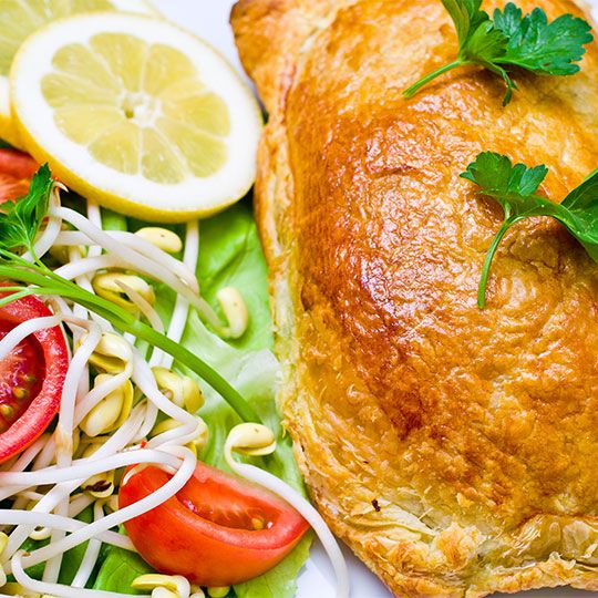Łosoś w cieście francuskim aromatyzowany ziołami