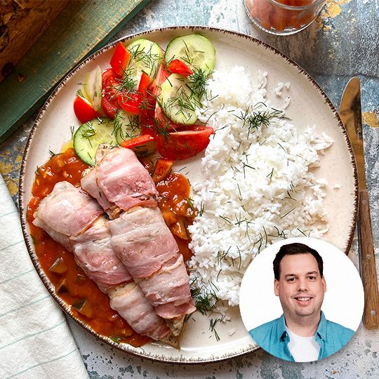 Kurczak w boczku z pikantnym sosem pomidorowym